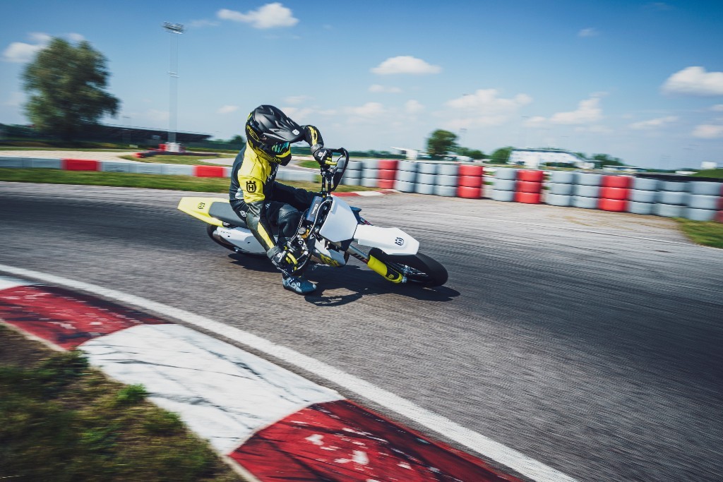 Husqvarna presenta la nuova FS 450 Supermoto 2023 